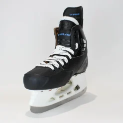 TRUE Player Senior Hockey Skates - Pro Stock - Edge Holder - Beige Liner - Size 9 -True true hockey skates true player senior hockey skates pro stock edge holder beige liner size 9 9 r standard 15187073990722